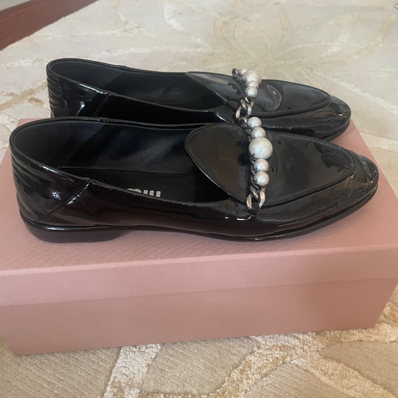 Miu Miu black patent loafers with pearl detail - Picture 7 of 11